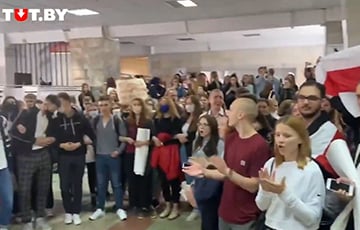 MSLU Students Protest Right in the Foyer of the University