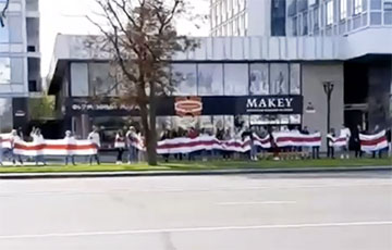 На проспекте Победителей в Минске люди стоят в цепи солидарности
