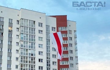 Минск встречает новый день под правильными флагами