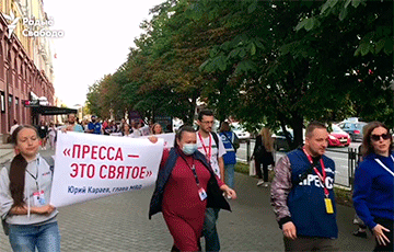 Колонна журналистов идет к Министерству информации