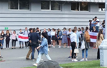 У входа в МГЛУ проходит акция солидарности