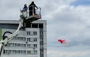 Лукашисты попали в ловушку, пытаясь снять бело-красно-белый флаг