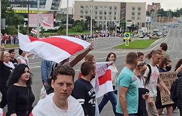 Очень длинная колонна на Аранской в Минске