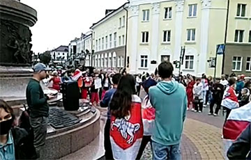 На Марше в Бресте играет песня «Муры»