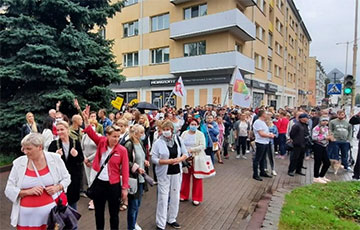 Участники акции в Барановичах собираются возле «Креста памяти»