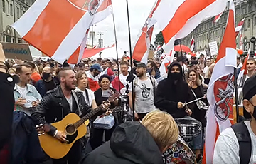 Minskers Sang And Danced Right By Cordons Of Frightened Lukashists