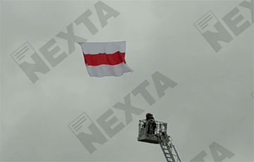 В Минске сотрудник МЧС вместо того, чтобы снять бело-красно-белый флаг, расправил его