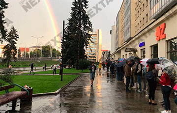 Minsk Residents Queue Up All Day In Cafe, Where Head Of Main Directorate For Combating Organized Crime And Corruption Broke Glass