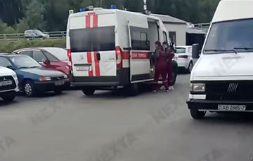 Каратели напали на дедушку, красившего забор в цвета национального флага