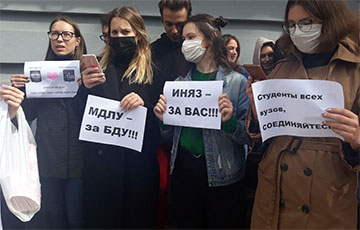 Студенты лингвистического университета собрались у главного входа