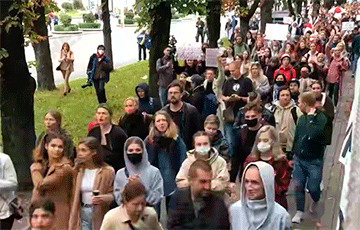 Видеофакт: Многочисленное шествие протестующих возле Комаровского рынка в Минске