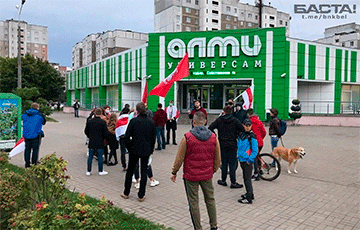Жители минских микрорайонов выходят на вечерние прогулки