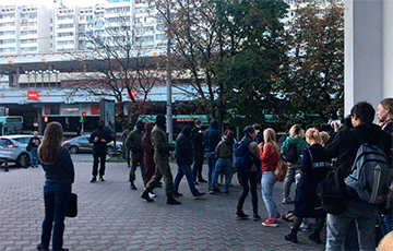 Каратели нападают на белорусок на Немиге