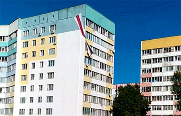 В центре Речицы появился огромный бело-красно-белый флаг
