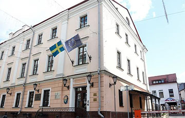 Двое витебчан месяц живут в посольстве Швеции