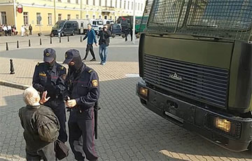 Нина Багинская заблокировала автозак