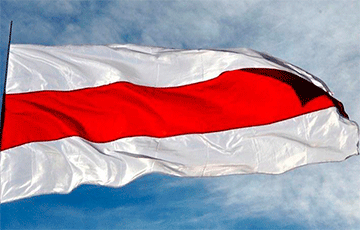 Heroes From Lida Hung Out Huge White-Red-White Flag In Town Center