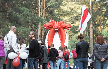 Жители Уручья собрались рядом с бело-красно-белым драконом на пикник