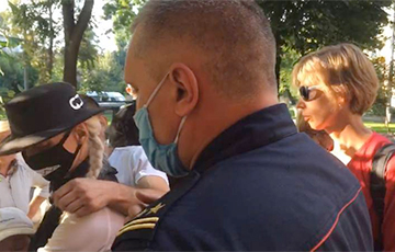 В Гомеле после мирной акции волонтеры отбили двух девушек у милиции