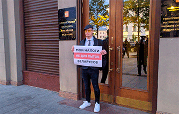 "Stop Feeding the Cockroach": An Action Was Held Near the Building of the Presidential Administration of the Russian Federation