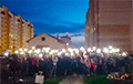 Жители микрорайона в Барановичах собрались вместе и зажгли фонарики