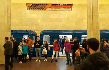 Белорусы поют «Муры» на станции метро «Октябрьская»