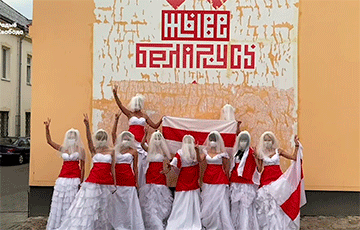Girls Organized White-Red-White Performance In Hrodna