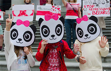 Жители Ванкувера в костюмах панд начали неделю солидарности с Беларусью