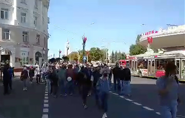 Гомельчане идут маршем по центру города