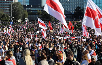 Десятки тысяч демонстрантов двинулись к дворцу Лукашенко