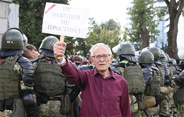 75-гадовы патолагаанатам з плакатам «Не забудзем, не даруем»: Упершыню пабываў на мітынгу ў 1988 годзе