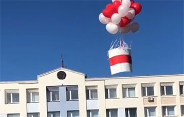 В Сморгони на площади возле исполкома запустили бело-красно-белый флаг