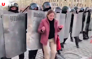 В Минске смелая девушка остановила шеренгу карателей со щитами