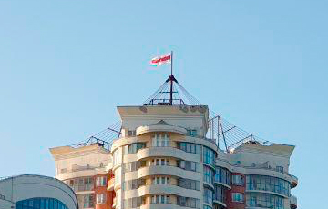 Бело-красно-белый флаг над минской Малиновкой