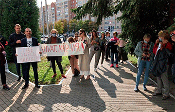 Люди пришли к зданию суда, чтобы поддержать Марию Колесникову