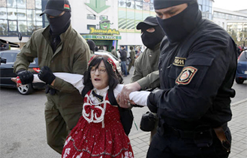 На марше в Минске каратели задержали Александру Гущу, девушку без кистей рук