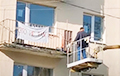 В Минске коммунальщики с подъемником снимали простыню с надписью «Это не флаг»