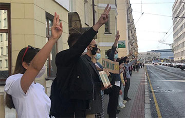 BSU Students Line up in a Chain of Solidarity in the Center of Minsk