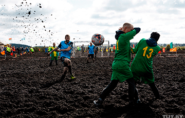 В Смолевичском районе сыграли в самый «грязный» футбол