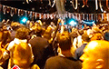 Сотни людей собрались на концерте Павла Аракеляна в одном из минских дворов