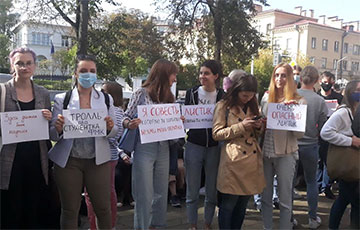 Студенты МГЛУ вышли на ежедневную акцию на крыльцо университета