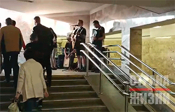 Musicians Sing "Mury" In Minsk Kamiennaja Horka