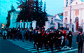 Большая колонна протестующих идет по центру Витебска
