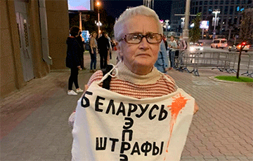 Ніна Багінская выйшла на праспект Незалежнасці з плакатам