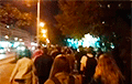 Большая колонна демонстрантов идет к ТЦ «Рига» в Минске