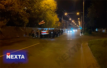 Жители Заводского района идут шествием по проезжей части
