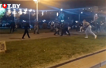 Protesters Chased Away Riot Police At Pushkinskaya