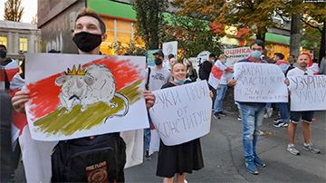 «Узурпатор, уходи!»: в Киеве пикетировали посольство Беларуси