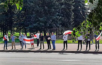 Люди выстраиваются в цепи солидарности по всему Минску