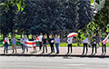 Люди выстраиваются в цепи солидарности по всему Минску
